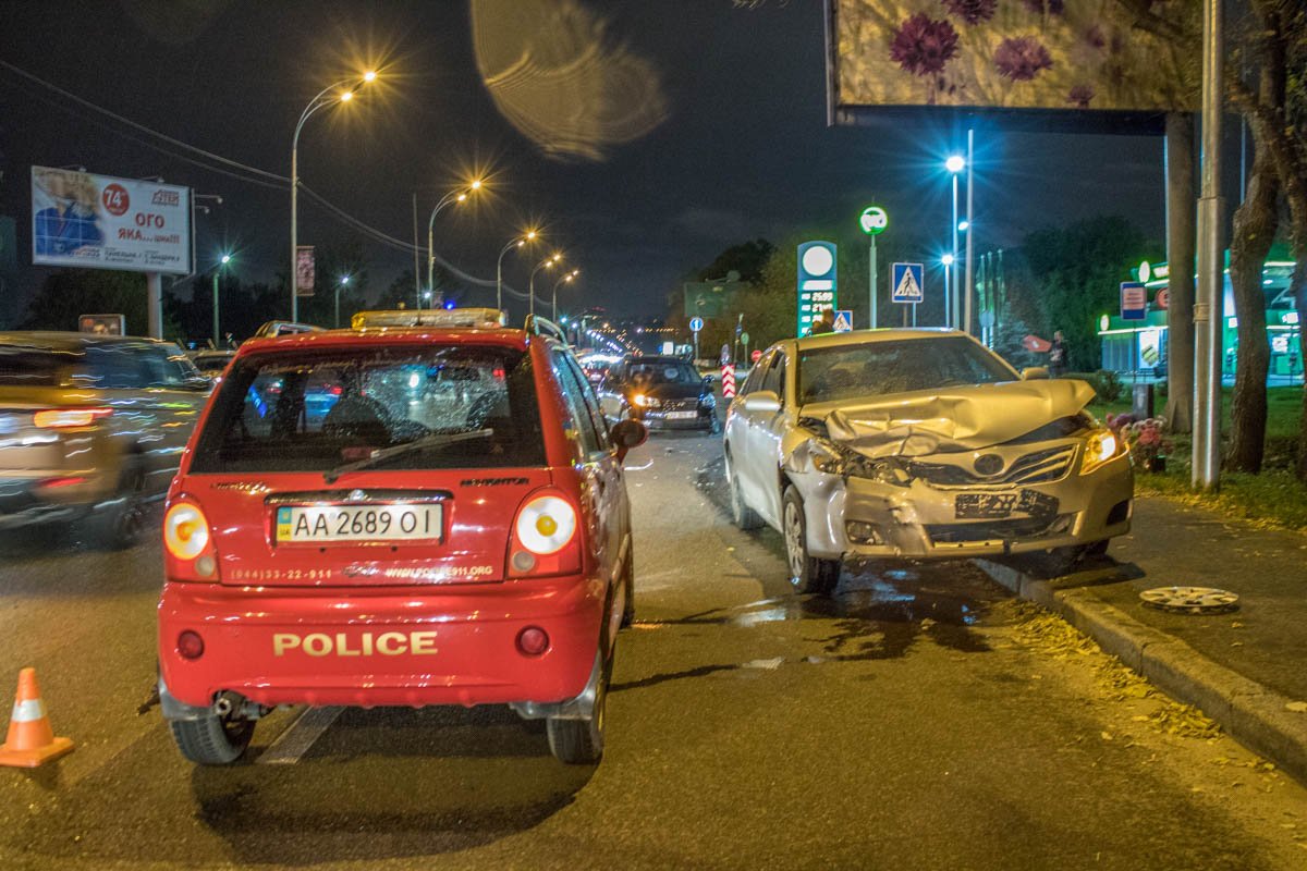 Между станцией метро "Левобережная" и "Днепр" столкнулись Toyota Camry и Hyundai Elantra