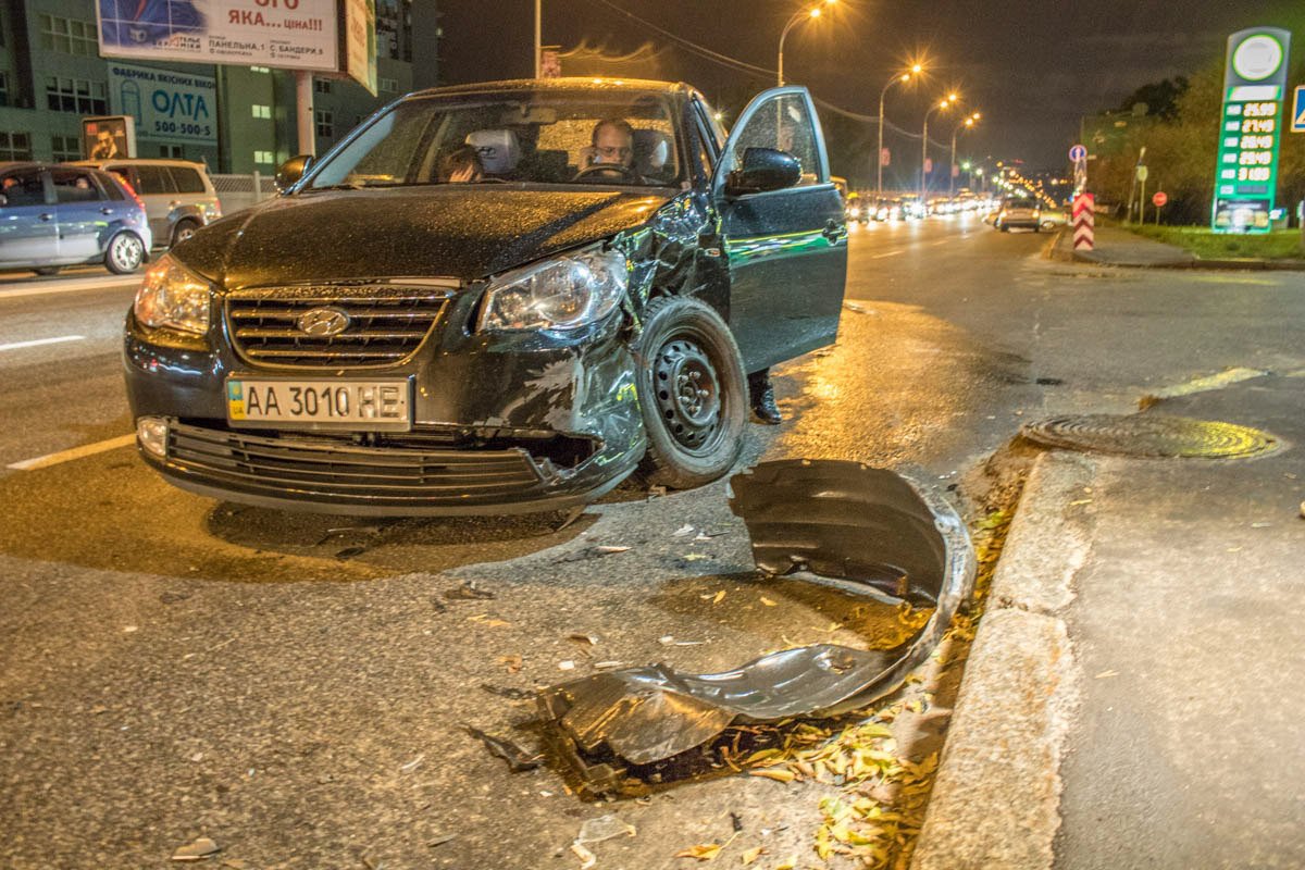 Hyundai Elantra пытался пересечь дорогу через двойную сплошную