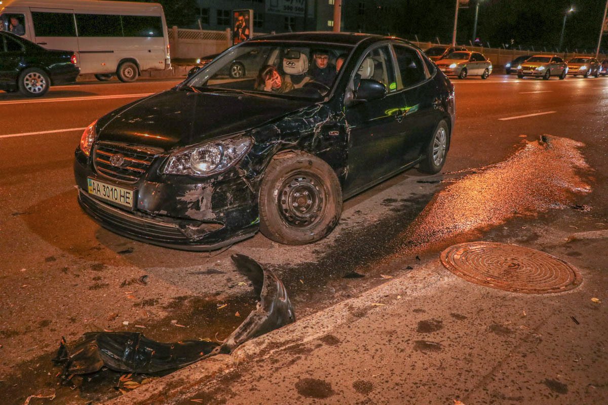 В момент аварии в машине находились женщина и ребенок