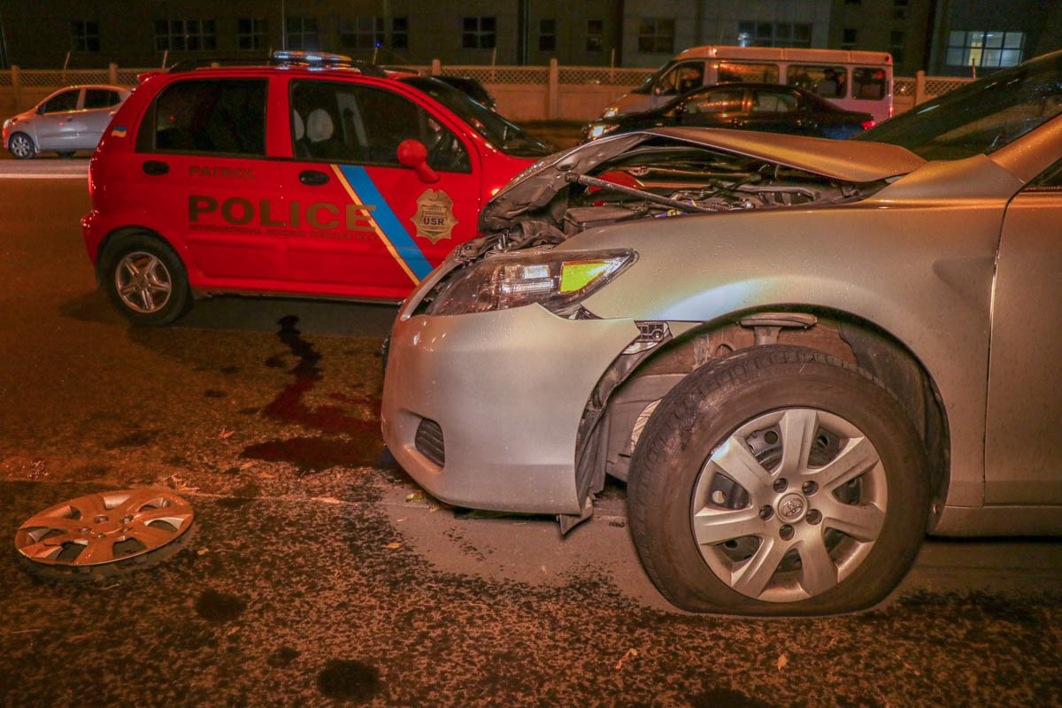 У иномарки спустило колесо