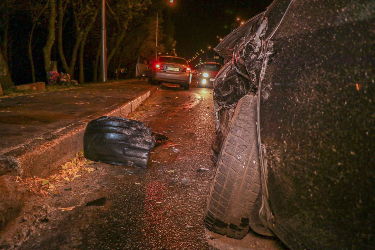 От удара у Hyundai практически вывернуло колесо