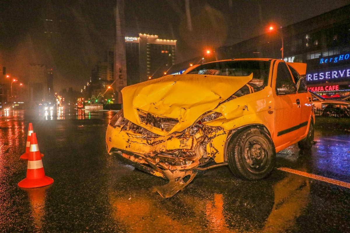 На проспекте Победы BAW не уступил дорогу Skoda