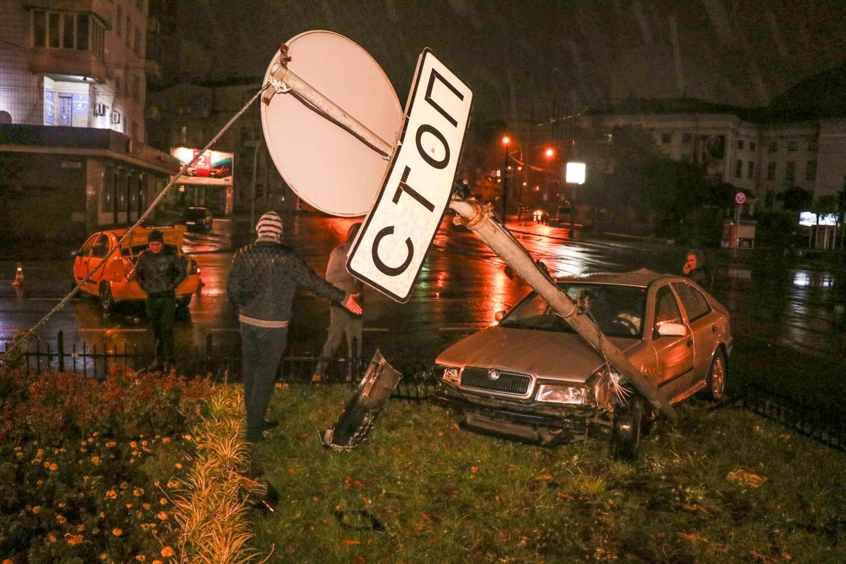 От удара Skoda выехала на клумбу и сбила столб