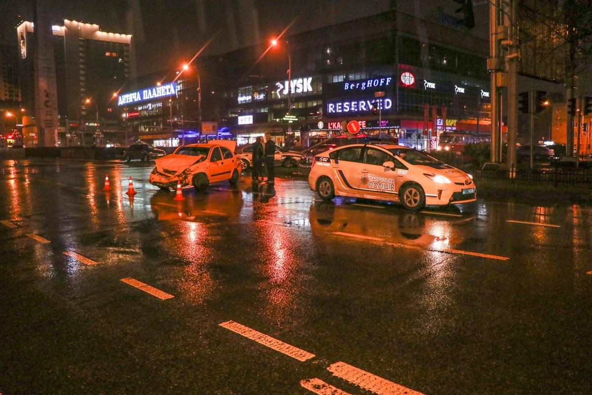 На месте работала патрульная полиция