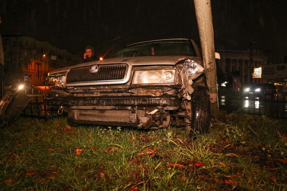 Иномарка выехала прямо на газон