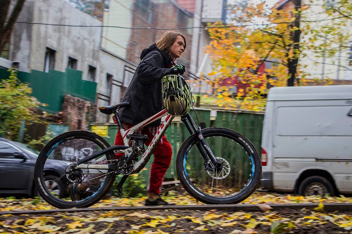 Велогонщик перед стартом гонки