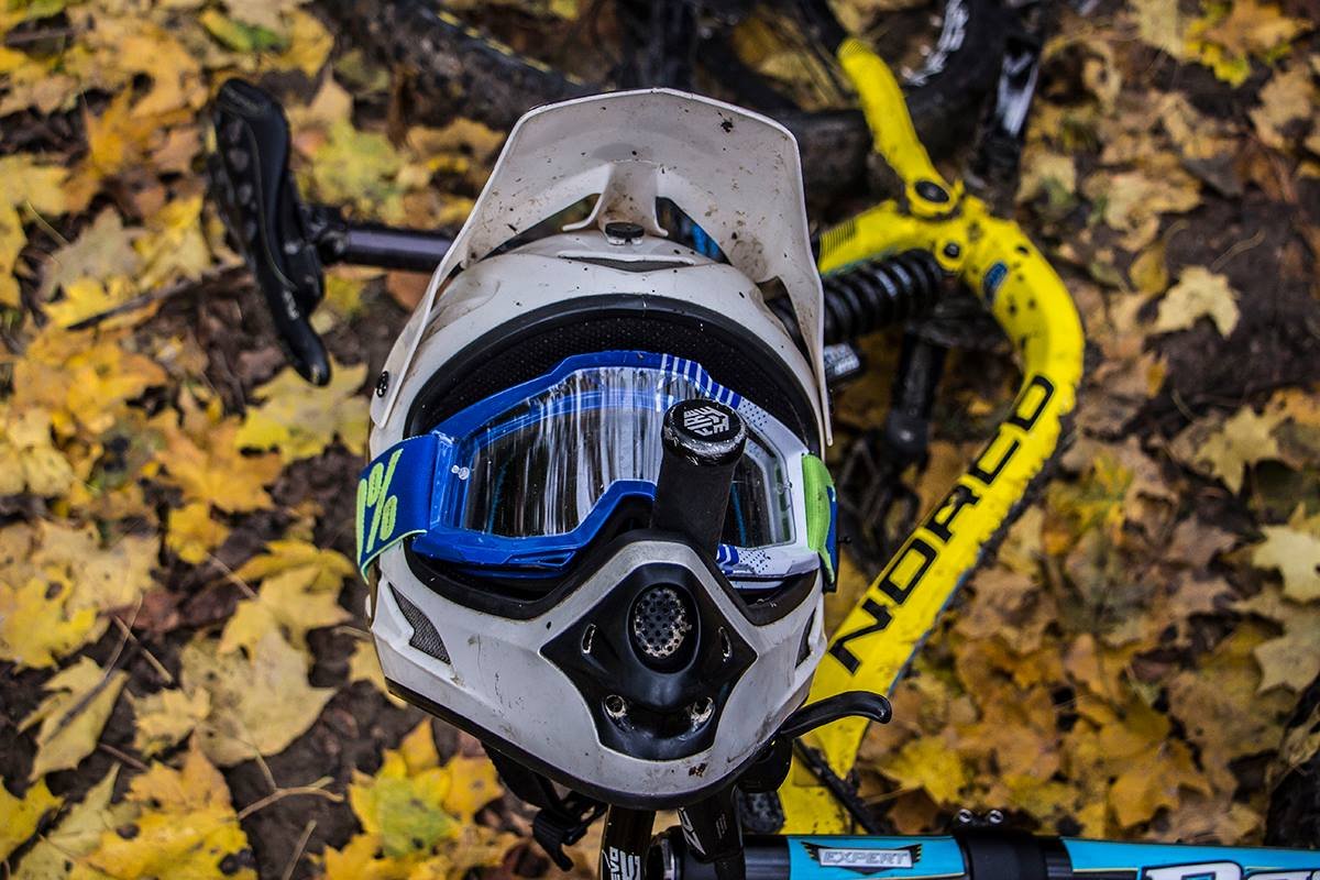 Профессиональные велосипедисты использовали специальную защиту для прохождения трассы