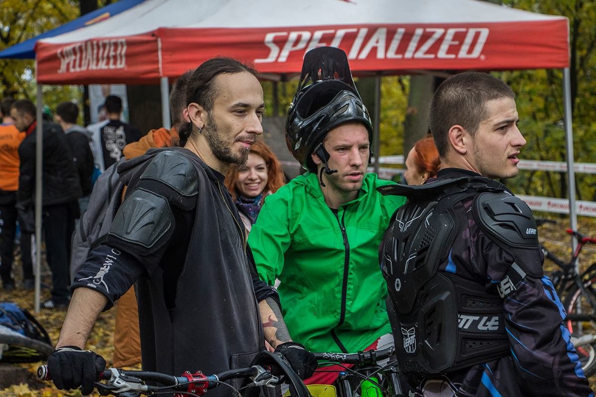 После заезда участники обсуждают пройденную трассу и свои результаты