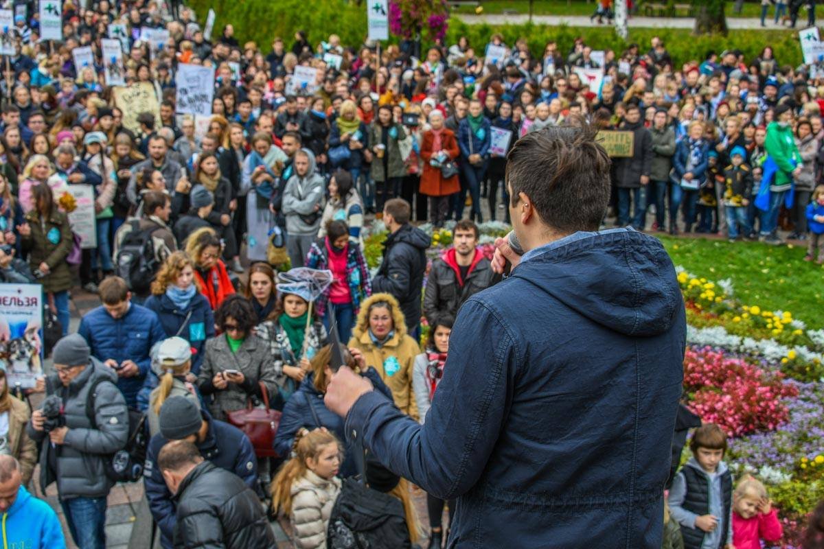 Ведущий марша постоянно «подкидывал» новые кричалки для участников акции