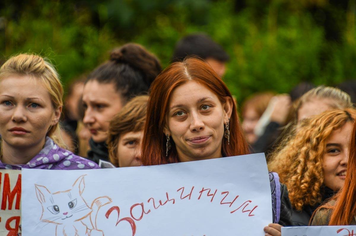 Многие приносили с собой самодельные плакаты с призывами о защите животных