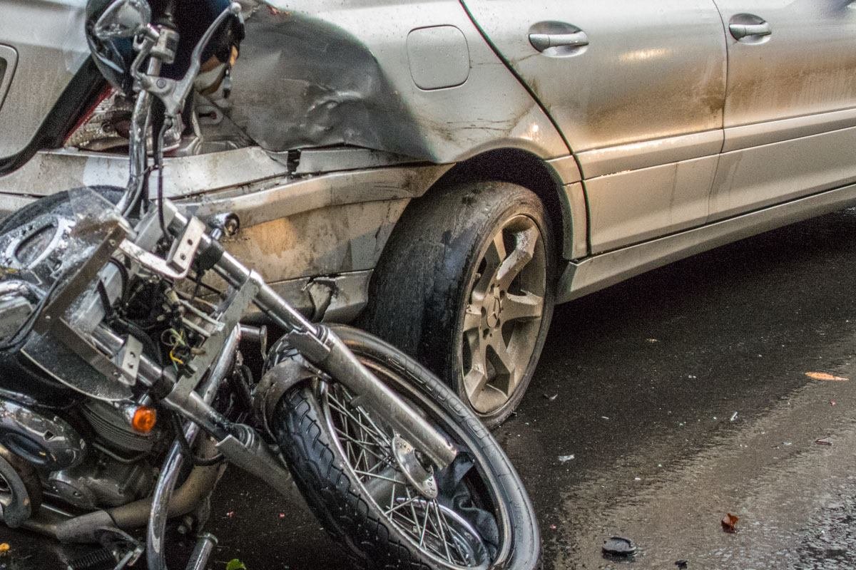 Стоит отметить, что «резина» в автомобиле, который сбил водителя байка, оказалось почти лысой.