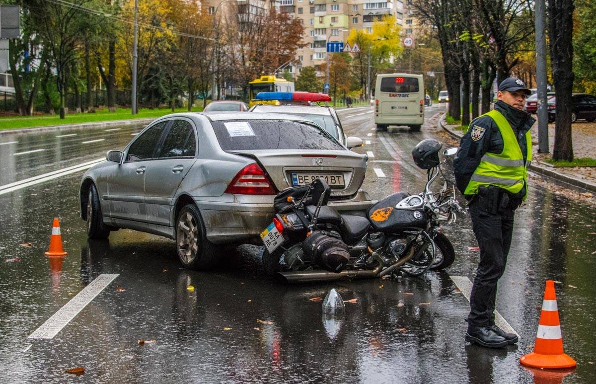 Прибывшие на место ДТП патрульные дожидаются приезда СОГ