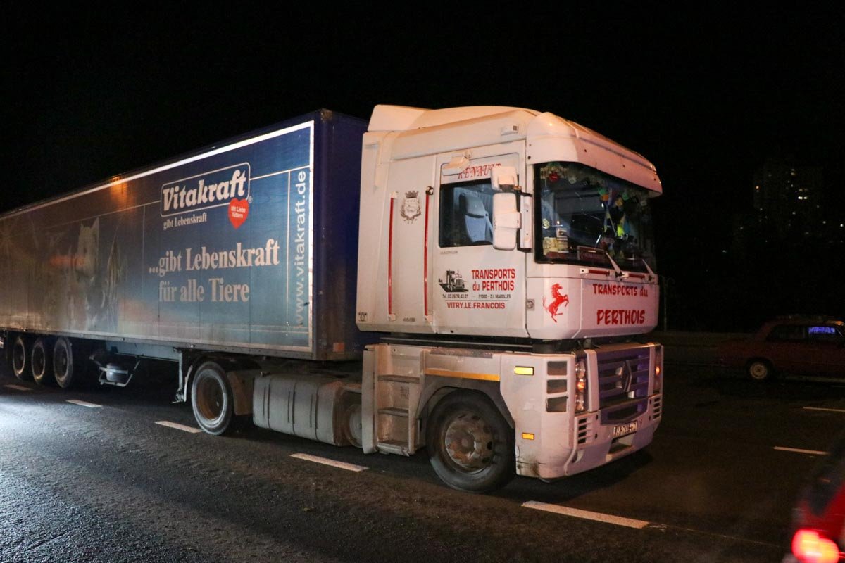 Водитель первой фуры не заметил легковушку