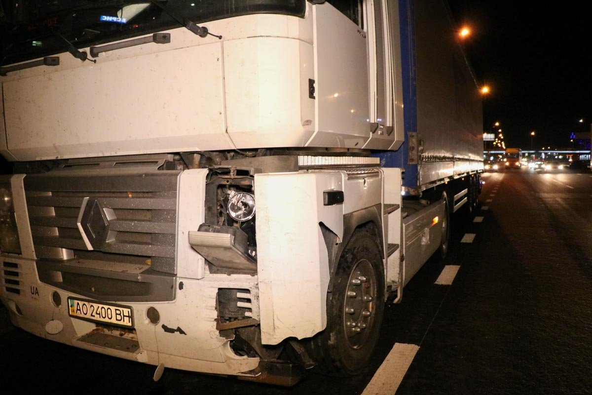 Вторая фура ехала на большой скорости и не успела затормозить