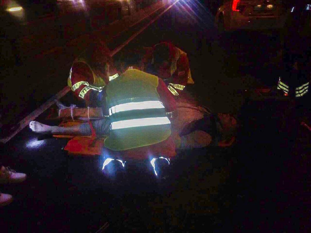 Медики оказывают помощь пострадавшему. Фото очевидца