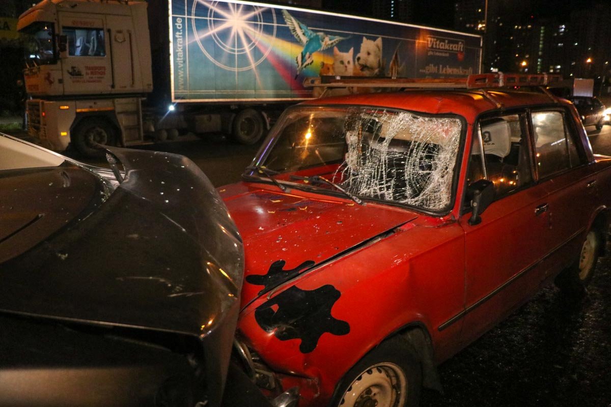 Сбитый человек ударился о лобовое стекло Жигули