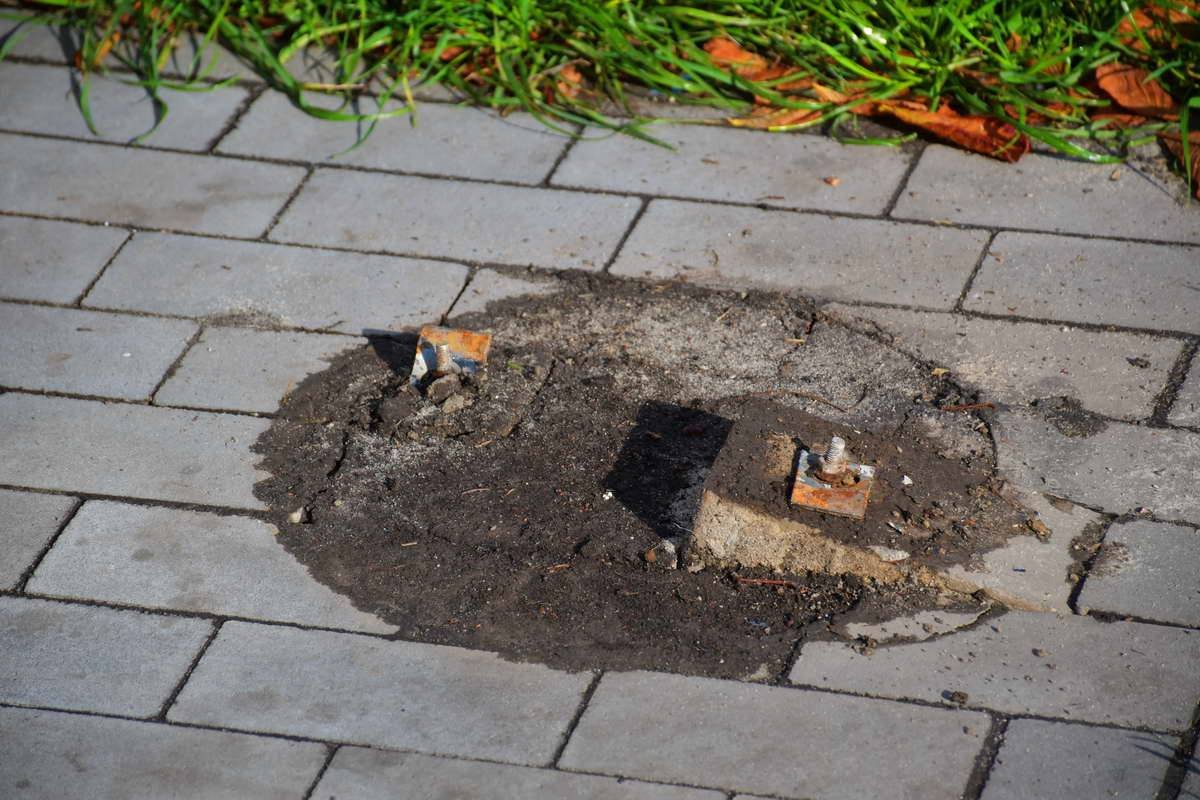 Мусорники вырывали "с мясом", оставив лишь "мокрое место" width="1200" height="800"><figcaption> Мусорники вырывали "с мясом", оставив лишь "мокрое место"
</figcaption></figure></p><p><figure class="image"><img class="wp-image-58319 size-full" src="https://cdn.informator.ua/@dp/media/kiev/2023/10/12/65279f27be35d.jpg" alt="Выбрасывать бутылки и пакетики больше некуда" width="1200" height="800"><figcaption> Выбрасывать бутылки и пакетики больше некуда
</figcaption></figure></p><p>Напомним, что <a href="https://kiev.informator.ua/2017/10/11/v-kieve-oblili-himiej-15-mashin/">в Дарницком районе Киева неизвестные облили химией 15 машин</a>. Поисками злоумышленников занялась полиция.
</p><p></p><p style="text-align: right;"><strong>Анастасия Островская</strong></p>
<p></p><p style="text-align: right;"><strong>Фото: Андрей Шматов</strong></p></body></html>