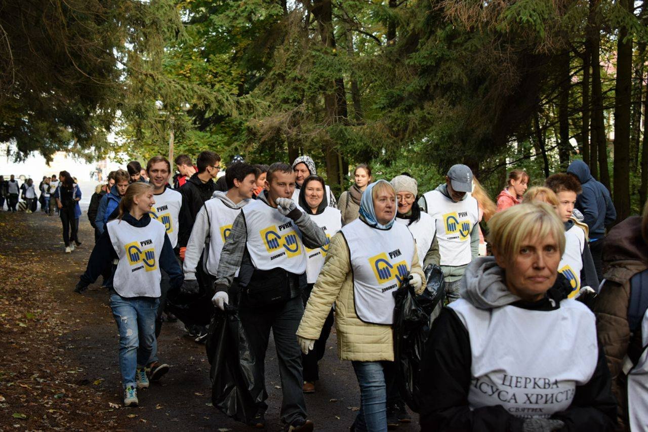 Большинство участников - волонтеры программы "Руки помощи мормонов" width="1280" height="853"><figcaption> Большинство участников - волонтеры программы "Руки помощи мормонов"
</figcaption></figure></p><p><figure class="image"><img class="wp-image-58326 size-full" src="https://cdn.informator.ua/@dp/media/kiev/2023/10/12/65279f2a49890.jpg" alt="Люди сортировали мусор" width="1280" height="853"><figcaption> Люди сортировали мусор
</figcaption></figure></p><p><figure class="image"><img class="wp-image-58339 size-full" src="https://cdn.informator.ua/@dp/media/kiev/2023/10/12/65279f2a9d4e2.jpg" alt="Убирать лес приходили семьями" width="1280" height="853"><figcaption> Убирать лес приходили семьями
</figcaption></figure></p><p><figure class="image"><img class="wp-image-58336 size-full" src="https://cdn.informator.ua/@dp/media/kiev/2023/10/12/65279f2b02df8.jpg" alt="Самая маленькая участница акции" width="1280" height="853"><figcaption> Самая маленькая участница акции
</figcaption></figure></p><p><figure class="image"><img class="wp-image-58325 size-full" src="https://cdn.informator.ua/@dp/media/kiev/2023/10/12/65279f2b56668.jpg" alt="Среди участников были и школьники" width="1280" height="853"><figcaption> Среди участников были и школьники
</figcaption></figure></p><p><figure class="image"><img class="wp-image-58328 size-full" src="https://cdn.informator.ua/@dp/media/kiev/2023/10/12/65279f2bb2519.jpg" alt=