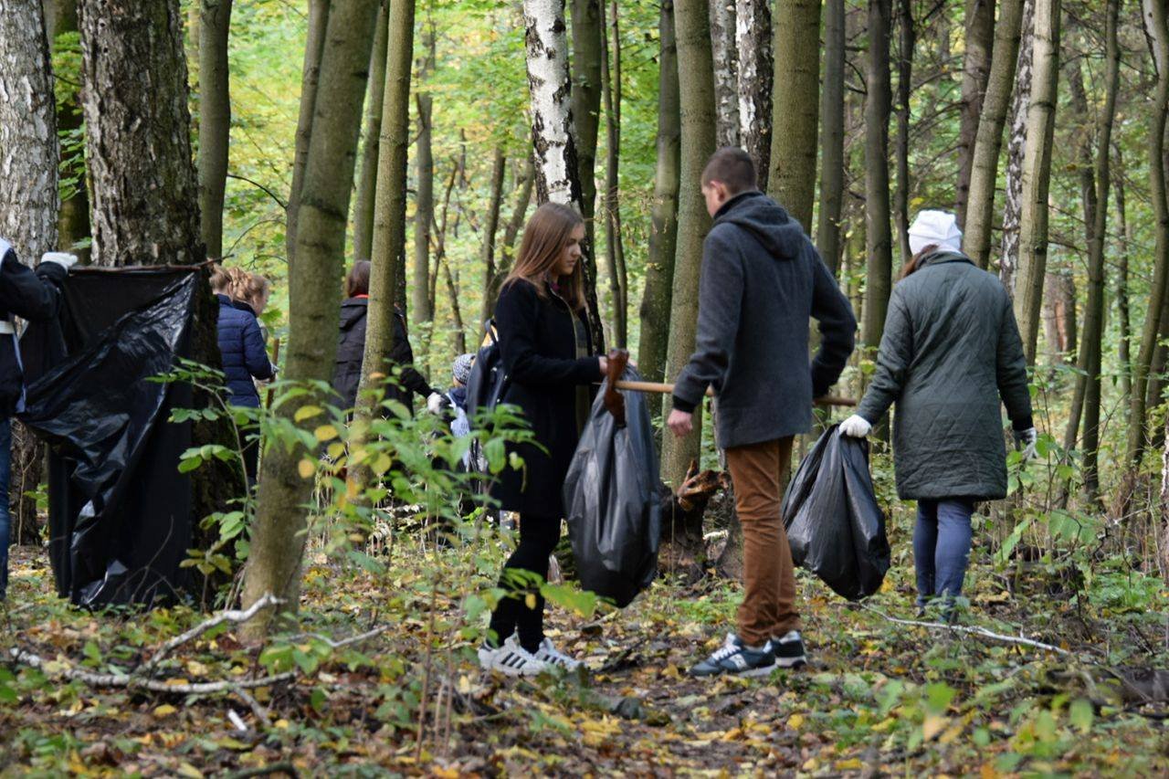 Некоторые собирали мусор с помощью специальных палок