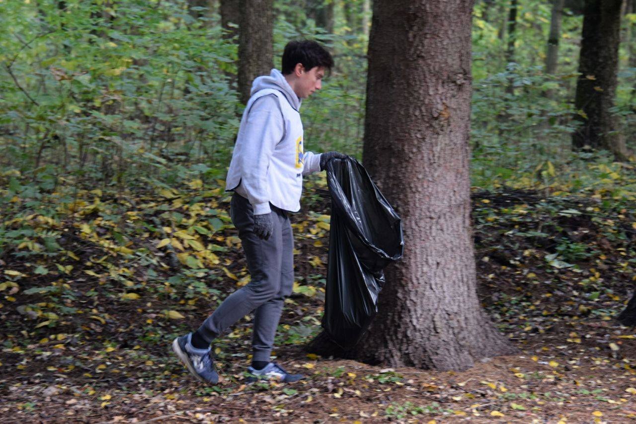 Мусор сортировали в разные пакеты