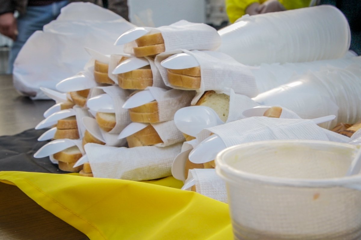 Сегодня пенсионеров кормили гороховым супом, бисквитным печеньем и двумя кусочками хлеба