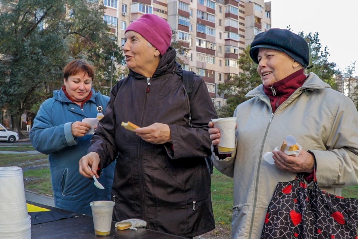 Бабушки на Троещине обедом остались довольны