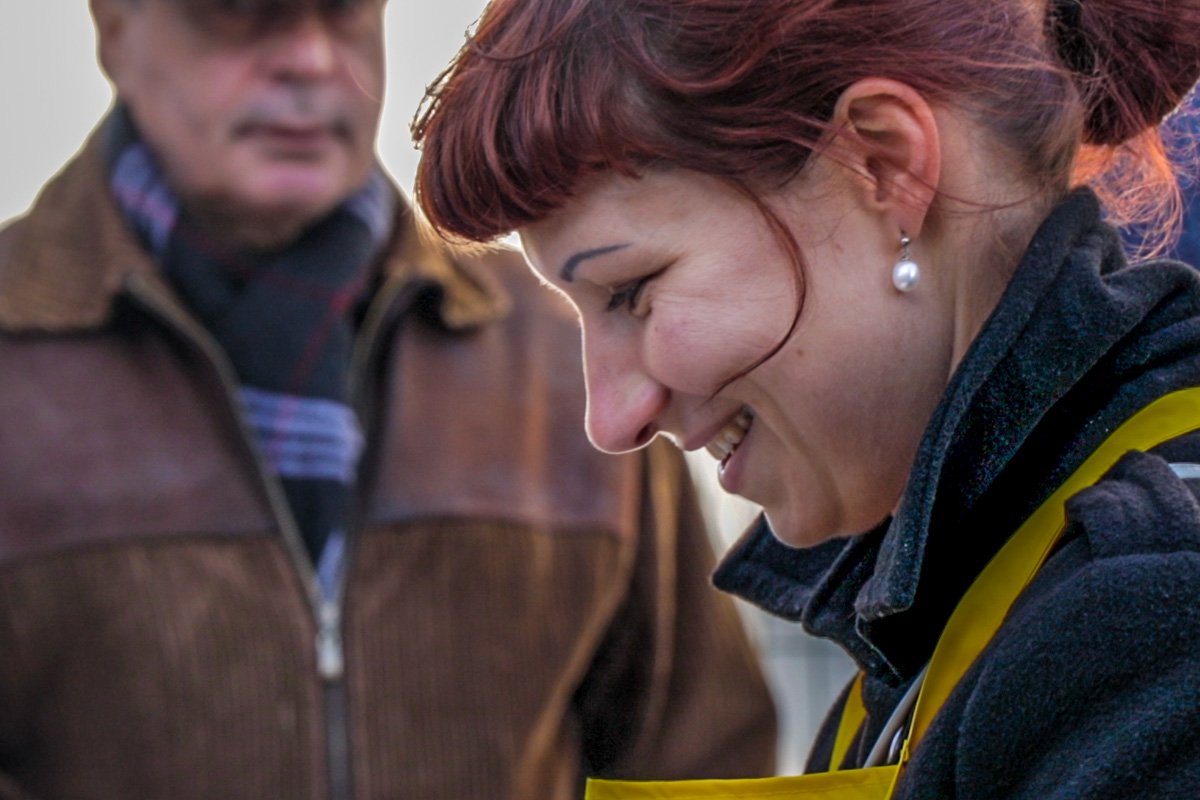 Девушки-волонтеры разливают суп пенсионерам и нуждающимся