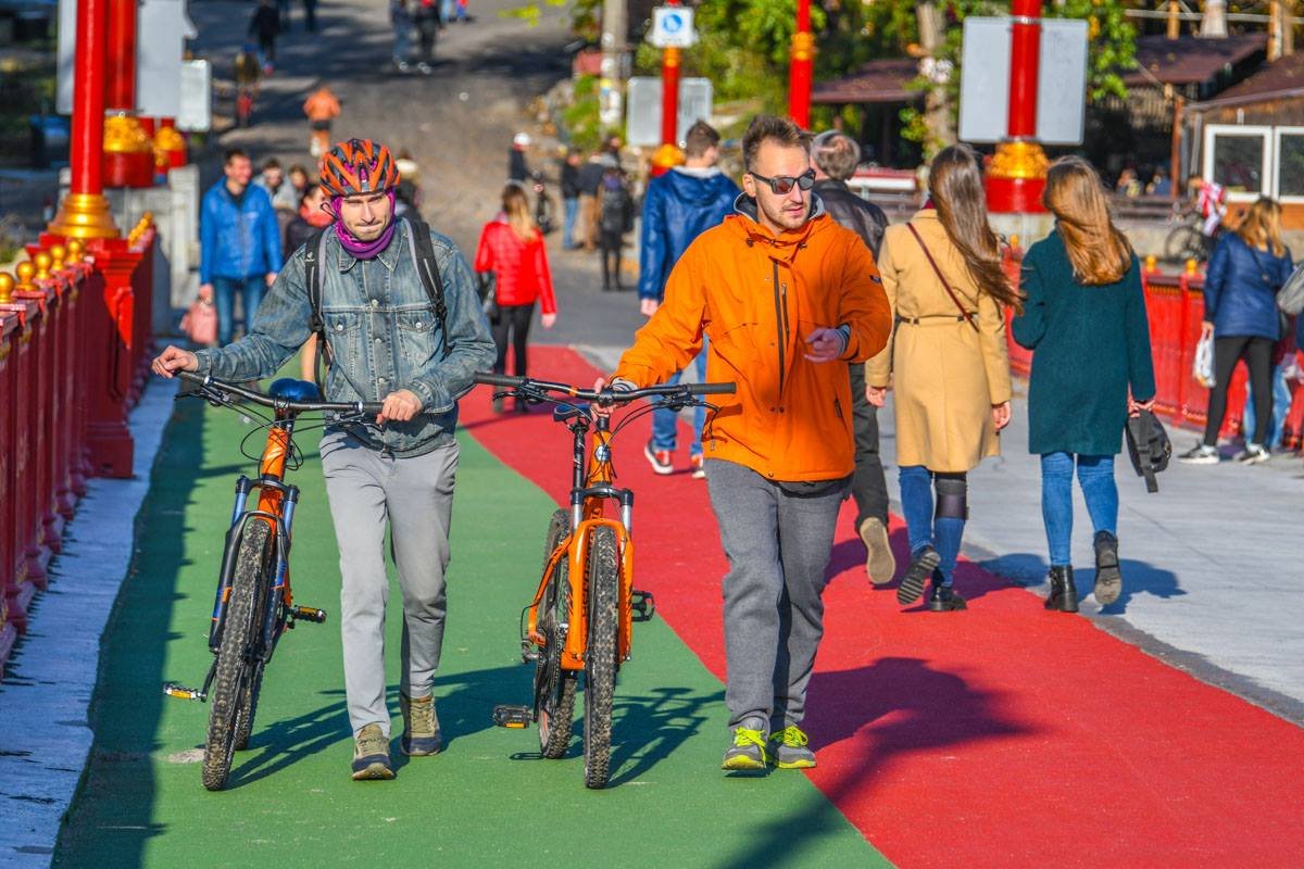 Велосипедисты на Пешеходном мосту