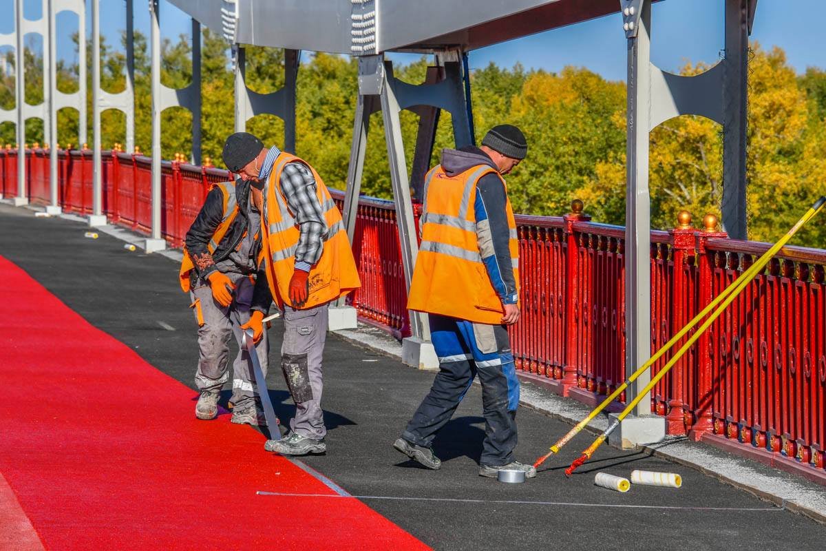 На мосту еще идут ремонтные работы