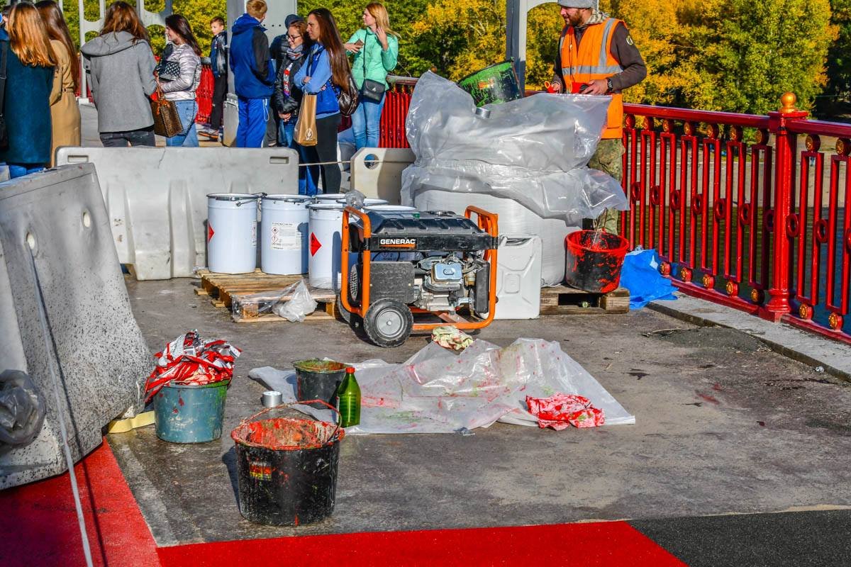 Продолжается окрашивание велодорожки