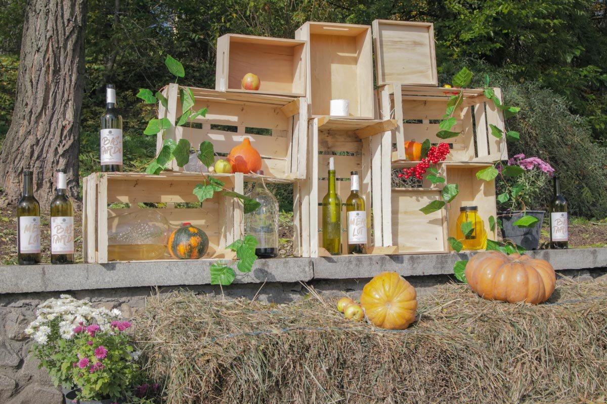 Инсталляция перед входом на фестиваль