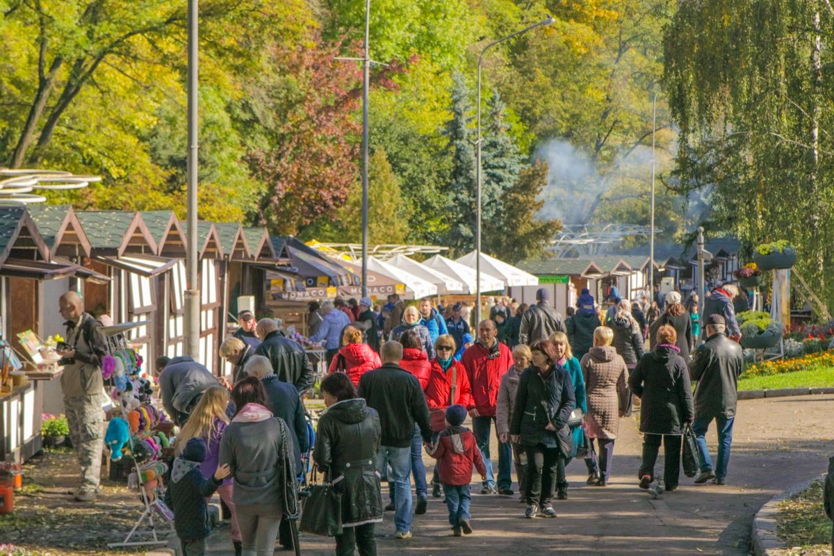 Гости фестиваля пробовали продукты и любовались выставкой хризантем