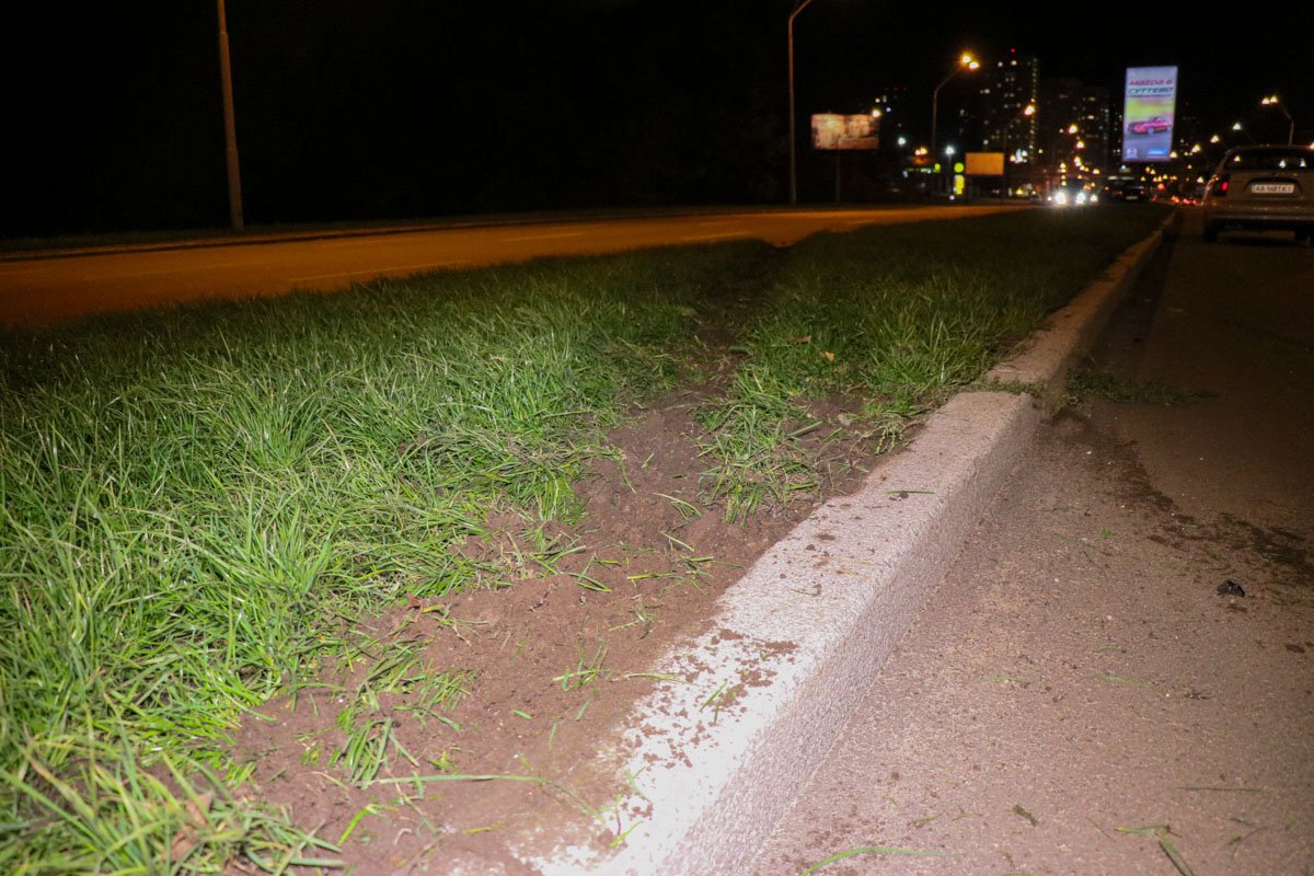 След на разделительной полосе от Ford Fusion