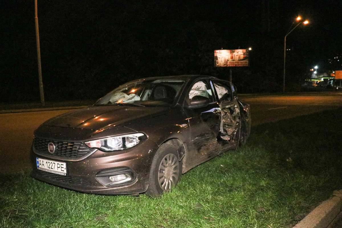 Fiat Tipo вынесло на разделительную полосу