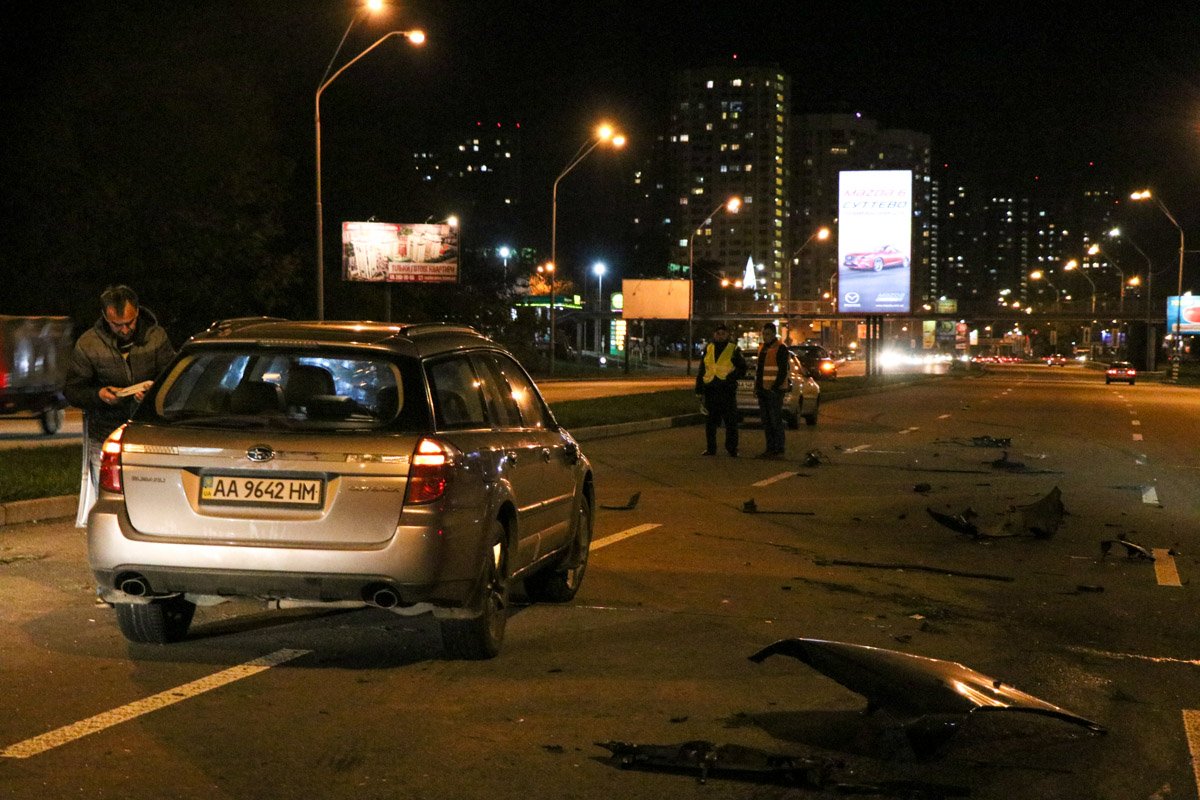 На дороге разбросаны запчасти автомобилей