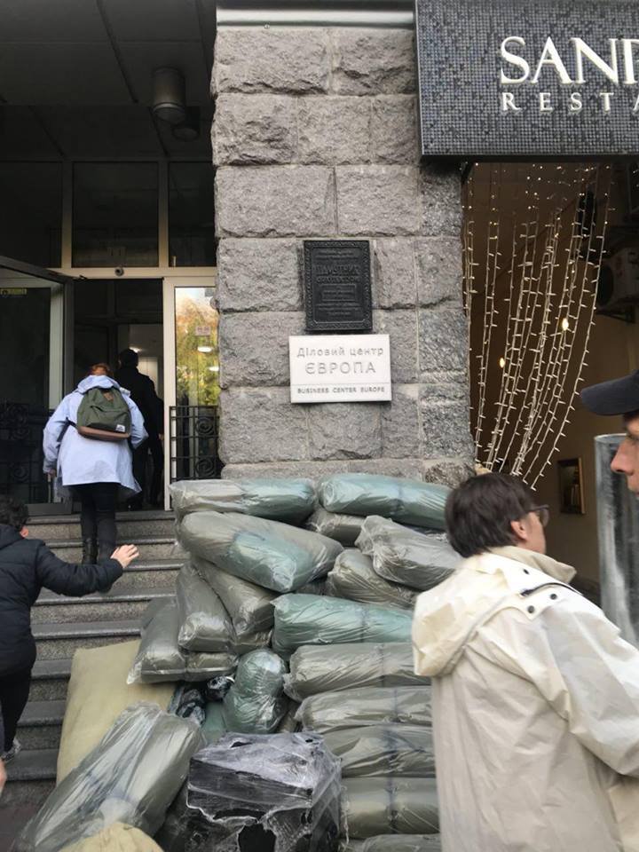 Возле делового центра "Европа" свой конфликт