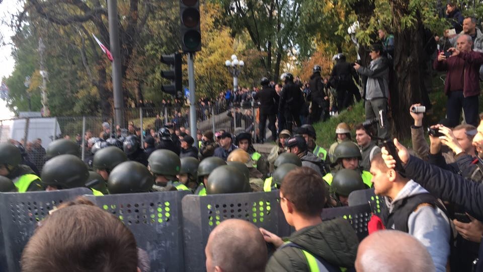 Правоохранители пытаются держать оборону