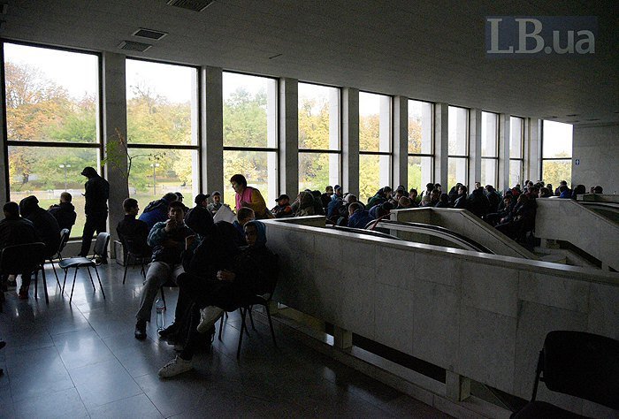 Мужчины, похожие на титушек, сидят в Украинском доме