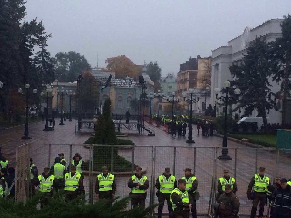 Почти на всех полицейских - жилеты