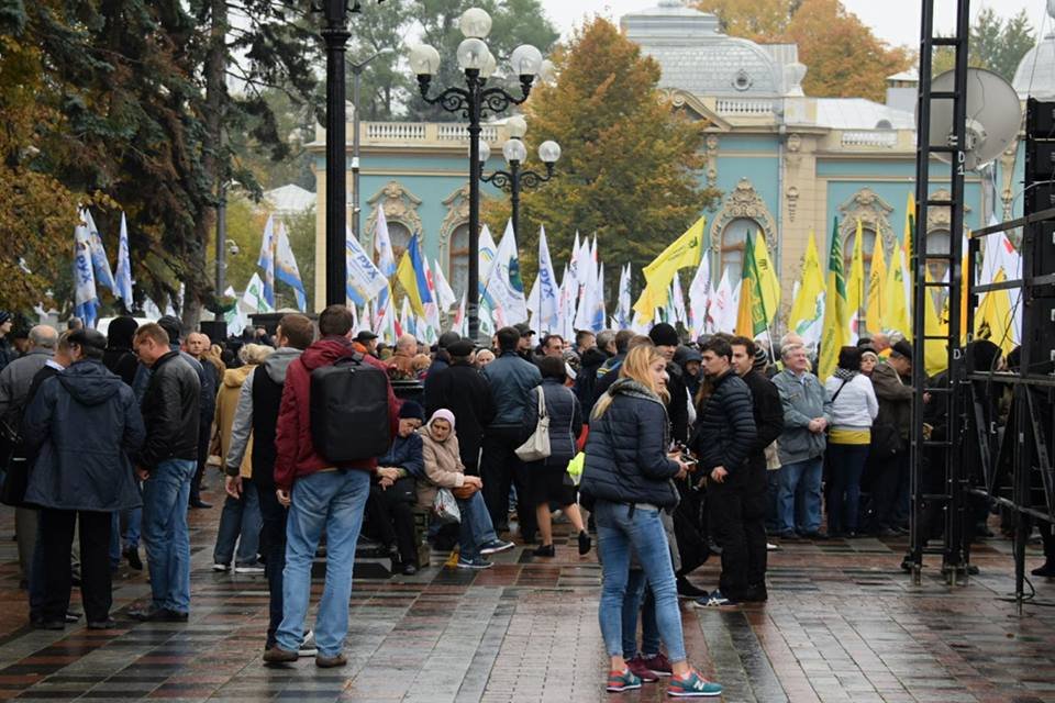 Собравшихся уже почти тысяча человек