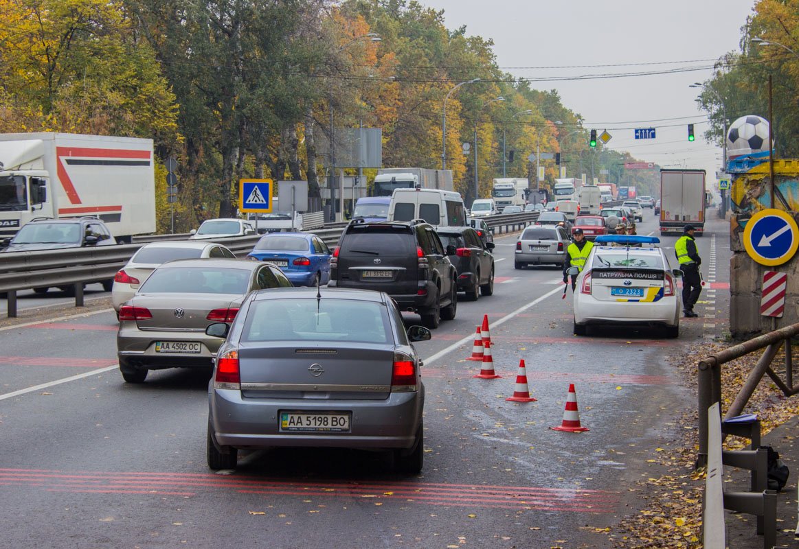 Правоохранители останавливают легковые машины