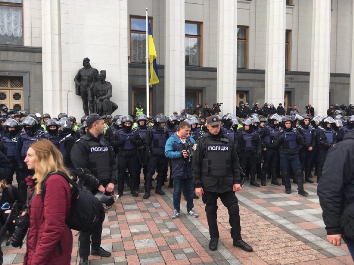 Национальная полиция защищает стены Верховной Рады