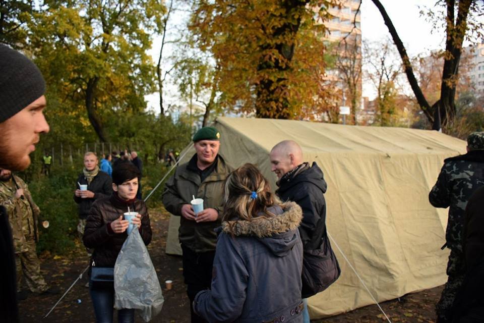 Жителей городка кормят