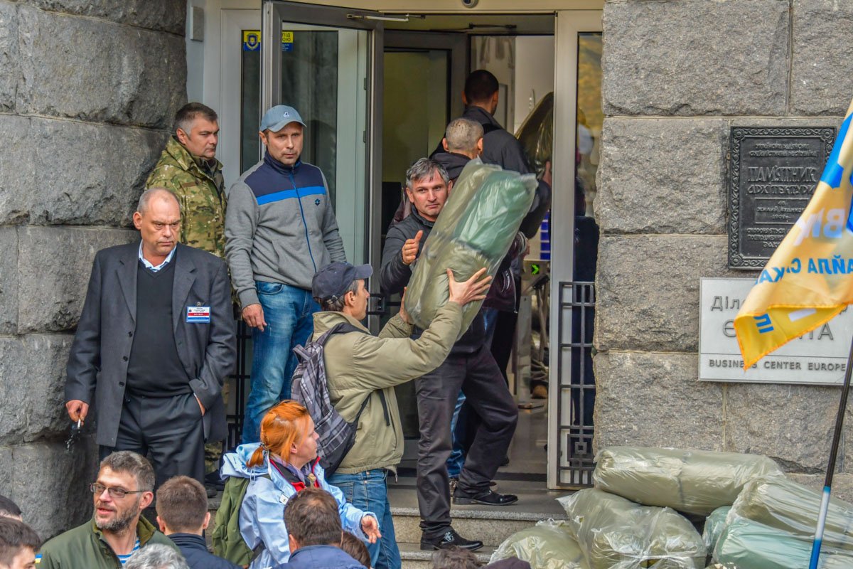 Активисты готовят палатки