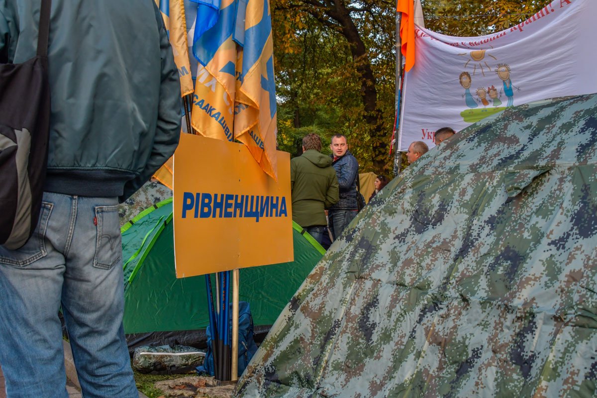 Устанавливают первые палатки