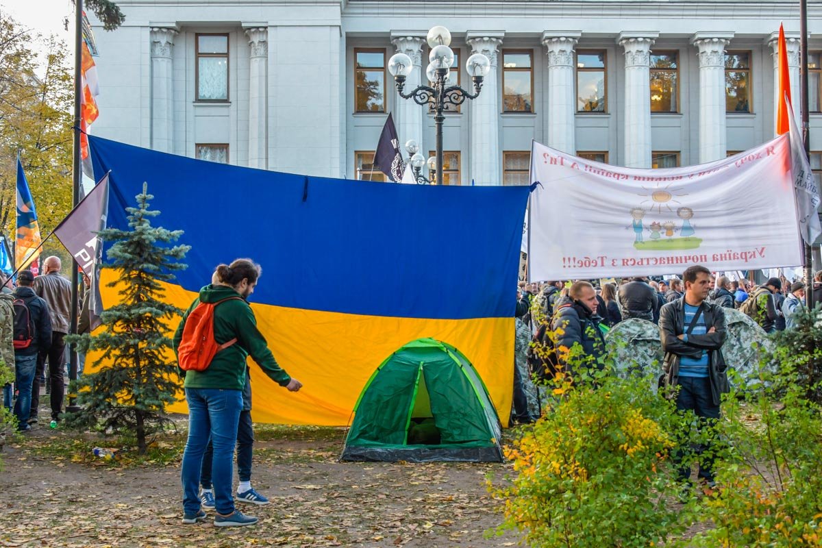 Палатка на фоне украинского флага