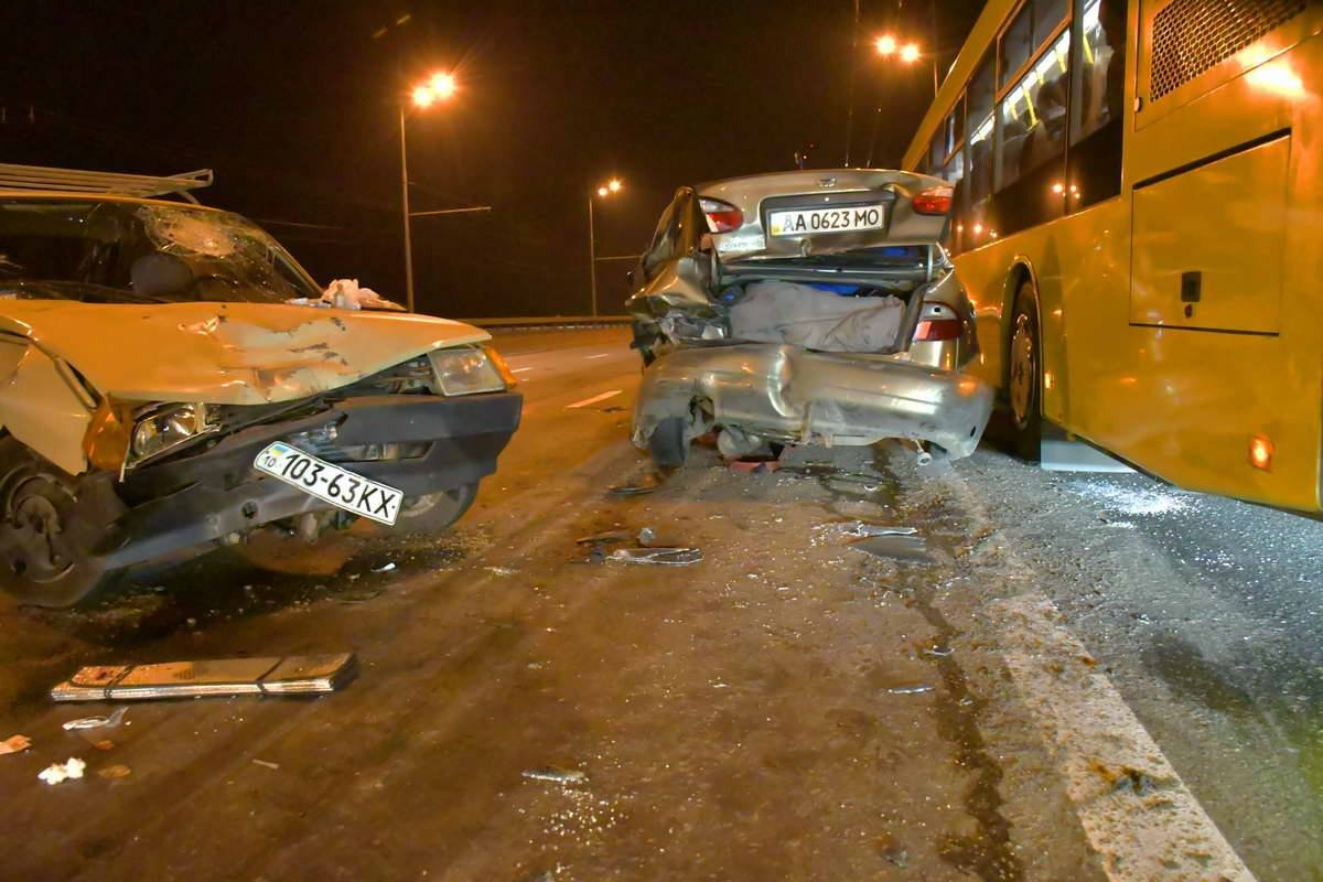Из-за аварии на подъезде к мосту образовалась пробка
