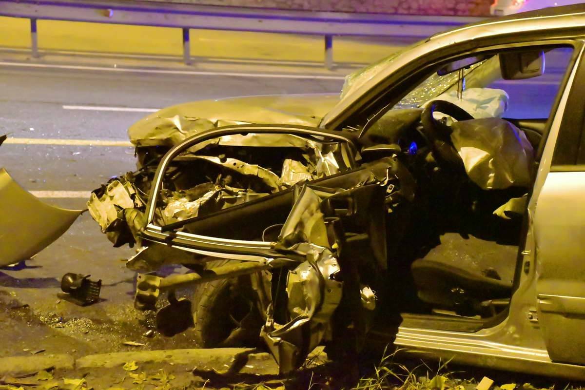 Выбираться из машины водителю легковушки помогали спасатели