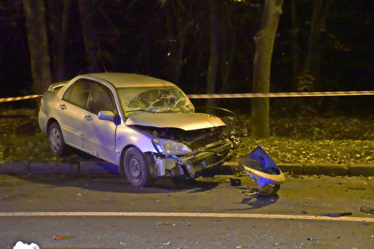 Mitsubishi откинуло на тротуар