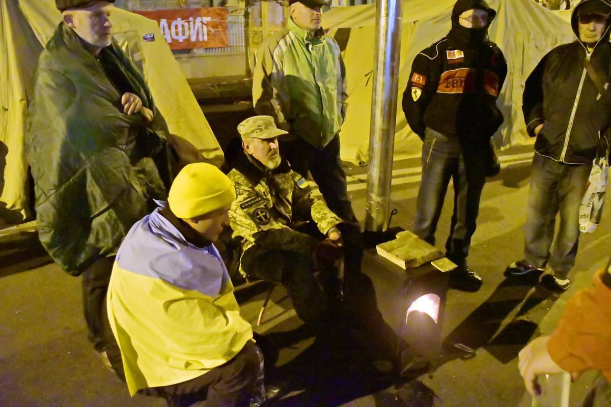 Активисты греются возле буржуйки
